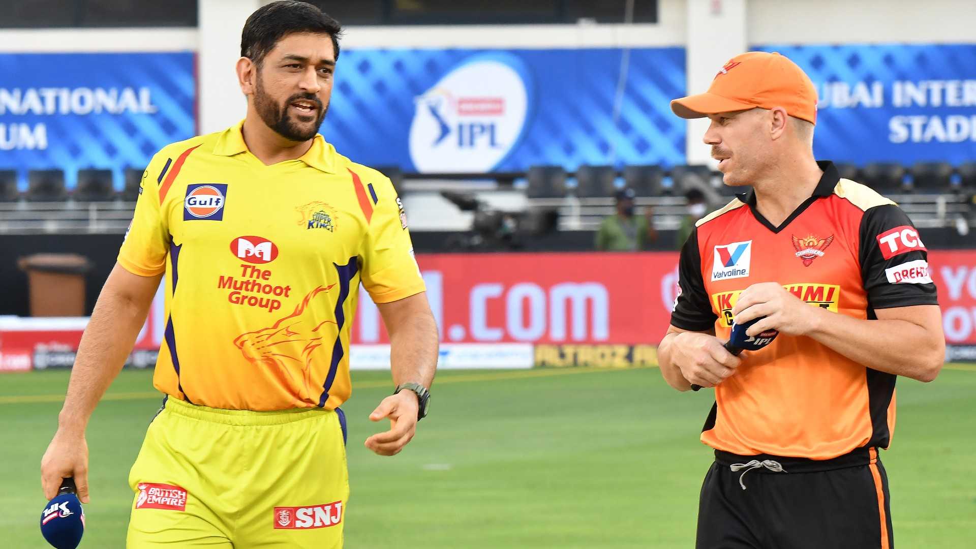 MS Dhoni and David Warner in a file photo. (Image Credit: Twitter)