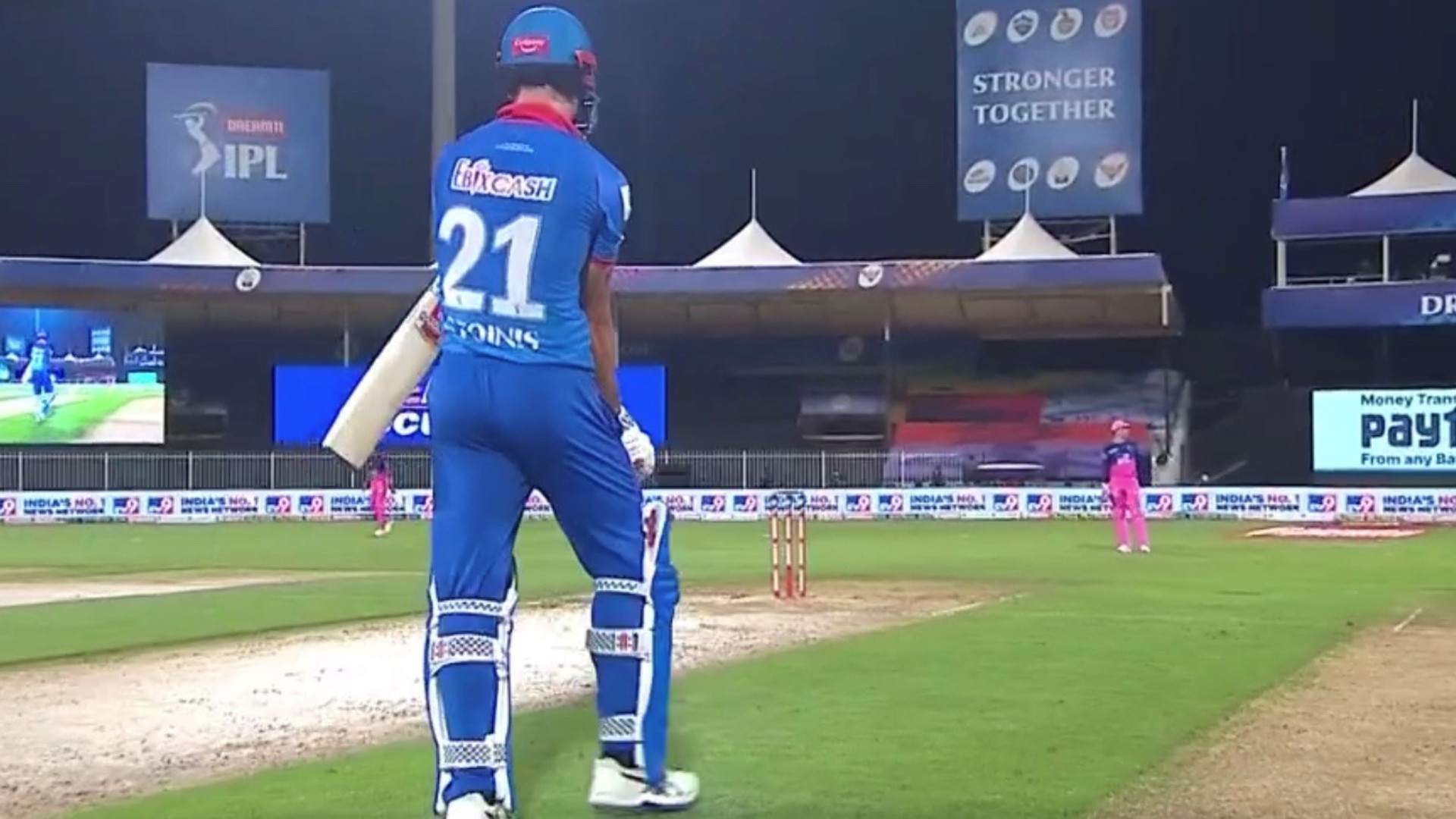 Marcus Stoinis walks to the crease in RR vs DC in IPL 2020. (Image credit: Twitter)
