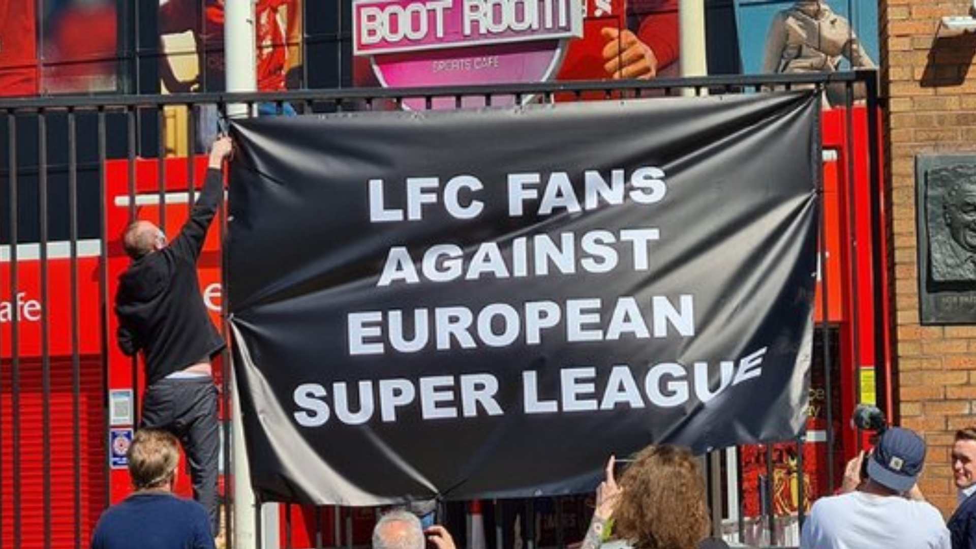Liverpool fans and the fan clubs from the other Premier League clubs protested vehemently against the European Super League.